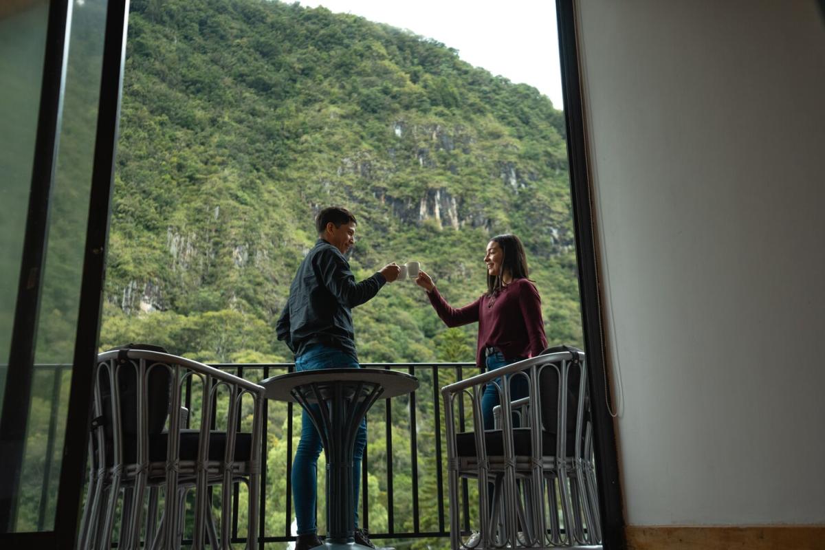 Casal desfrutando café com vista para as montanhas em Tierras Altas, Panamá