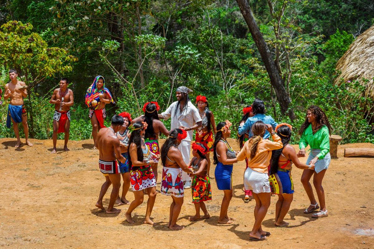Comunidade Emberá-Wounaan compartilhando dança tradicional em um ambiente natural