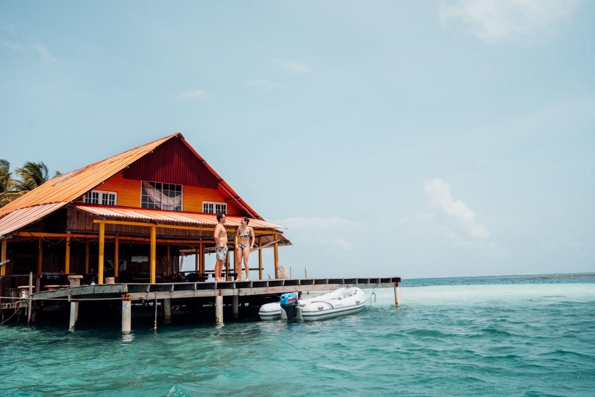 En la Isla Wailidup en San Blas, Gunayala, Panamá, puedes hospedarte en una cabaña sobre el mar.