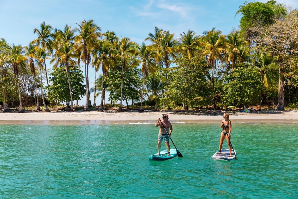 Pareja practicando paddle board en Boca chica, Golfo de Chiriquí, Panamá