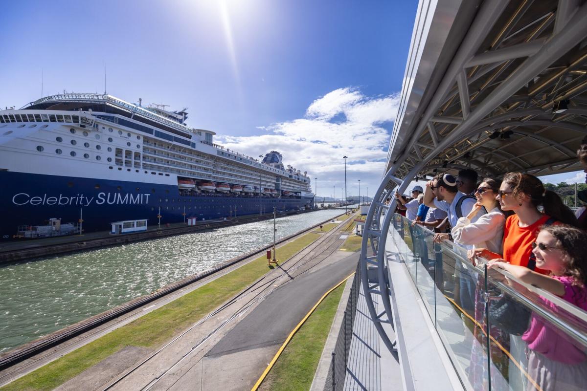 Visitors at Panama Canal, Miraflores lock, Panama City, Panamá