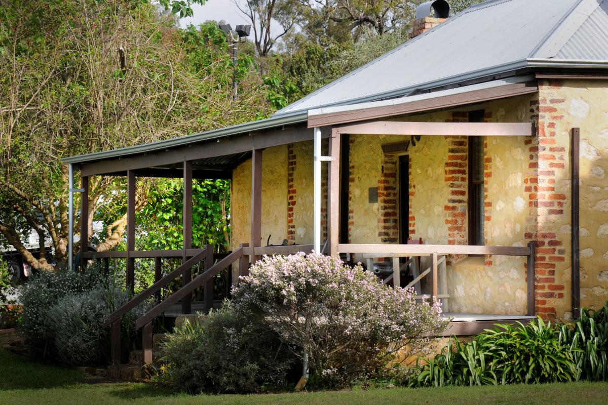 Exterior Smirks Cottage Kwinana
