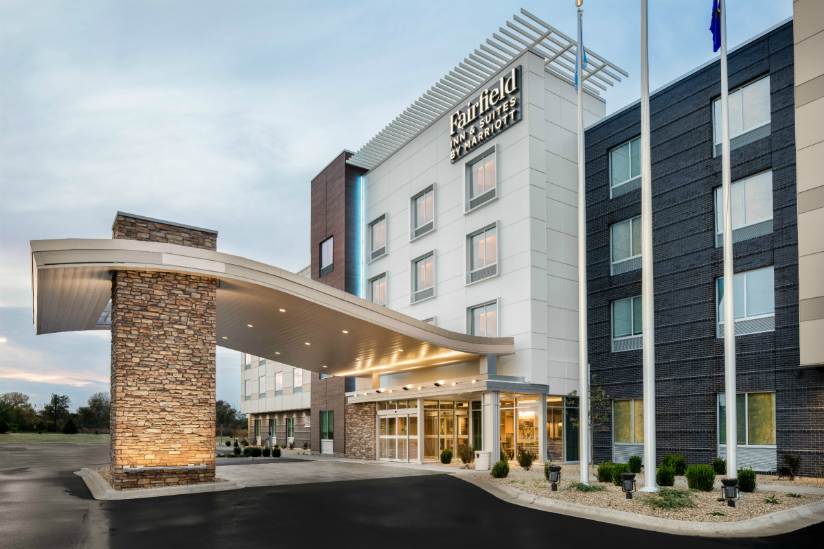 Exterior photo of the Fairfield Inn & Suites hotel in Pleasant Prairie