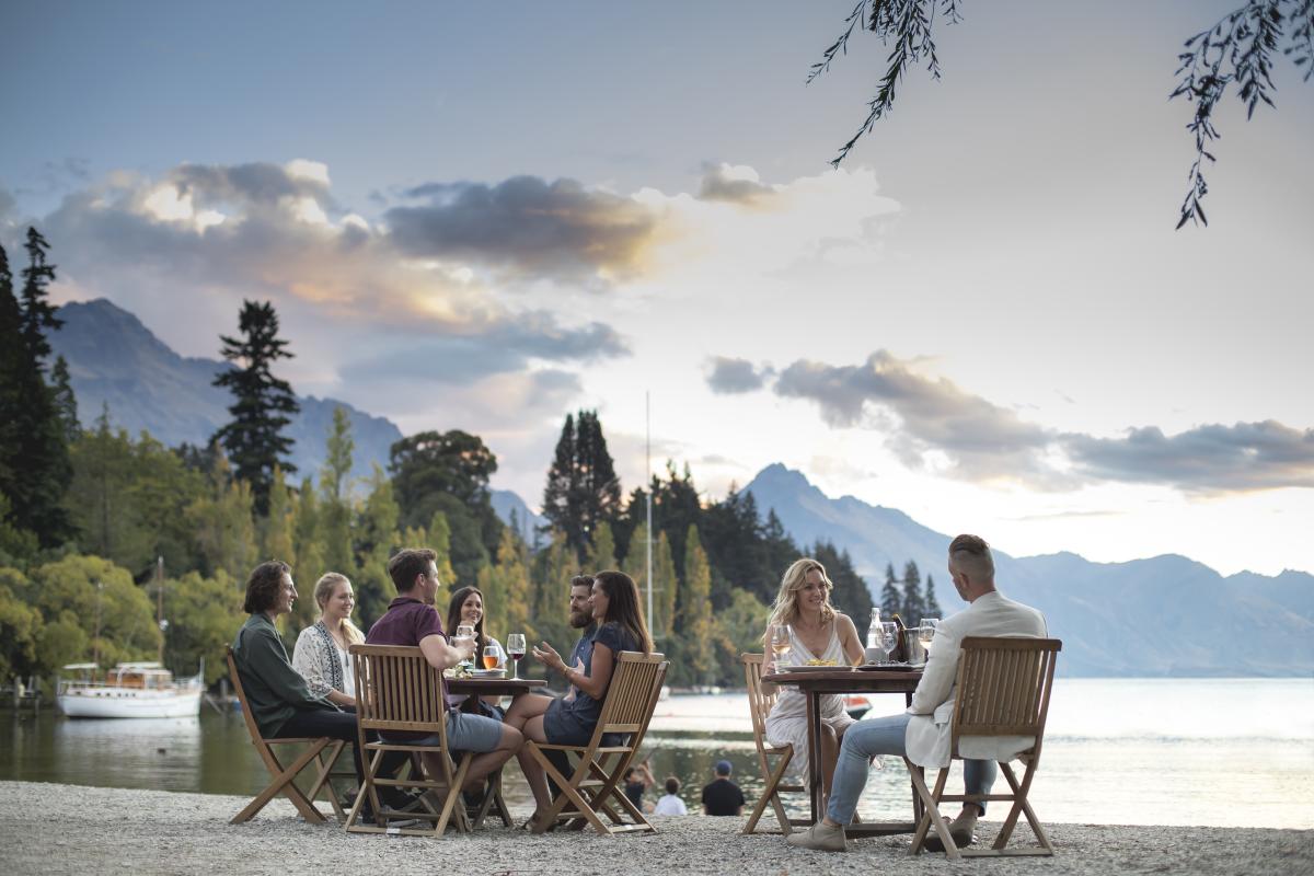 Al fresco dining, Queenstown Bay