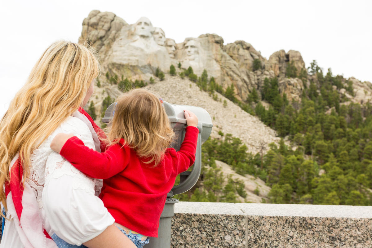 Mother and daughter looking at Mount Rushmore