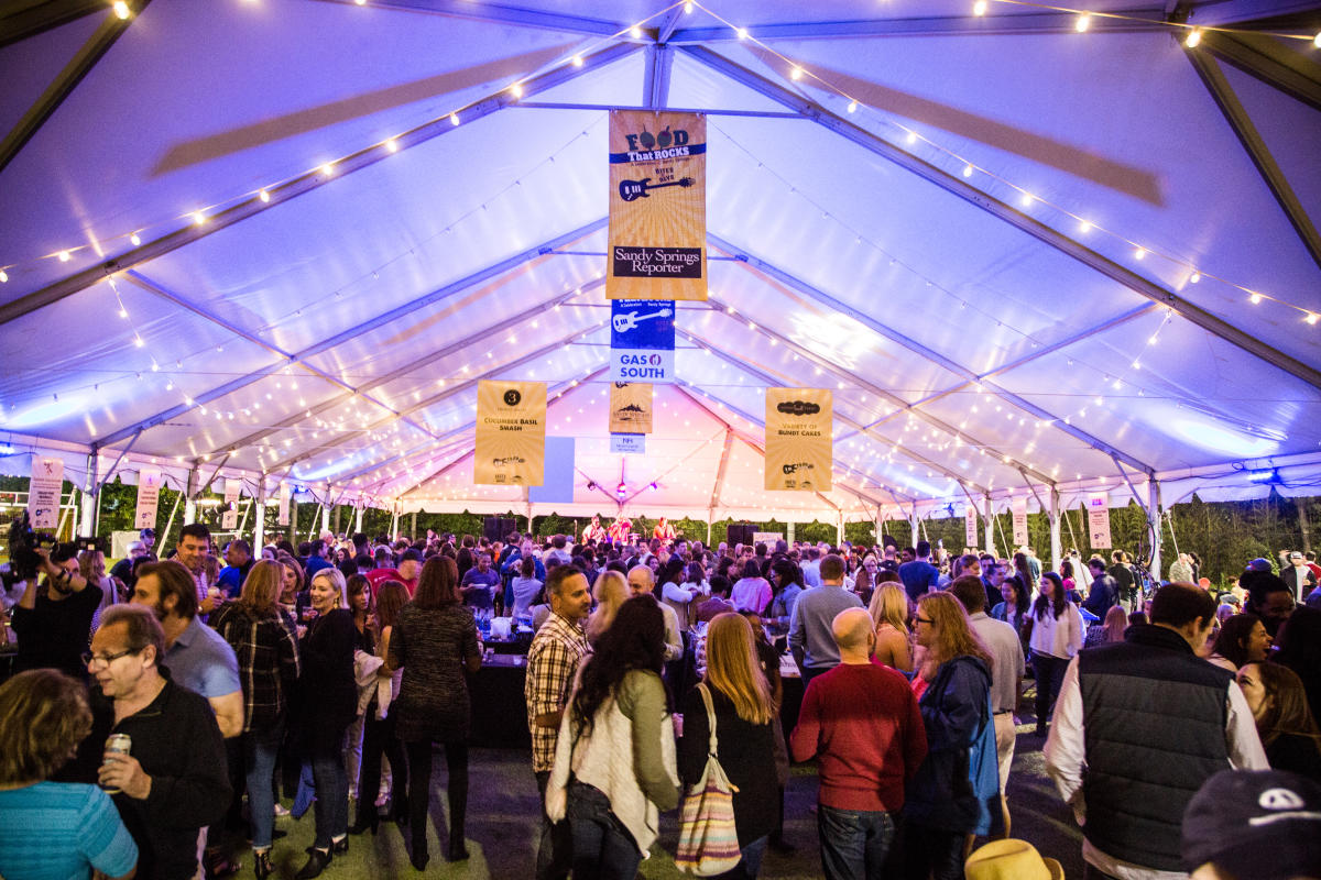 Image of a crowd at the tasting event, Food That Rocks