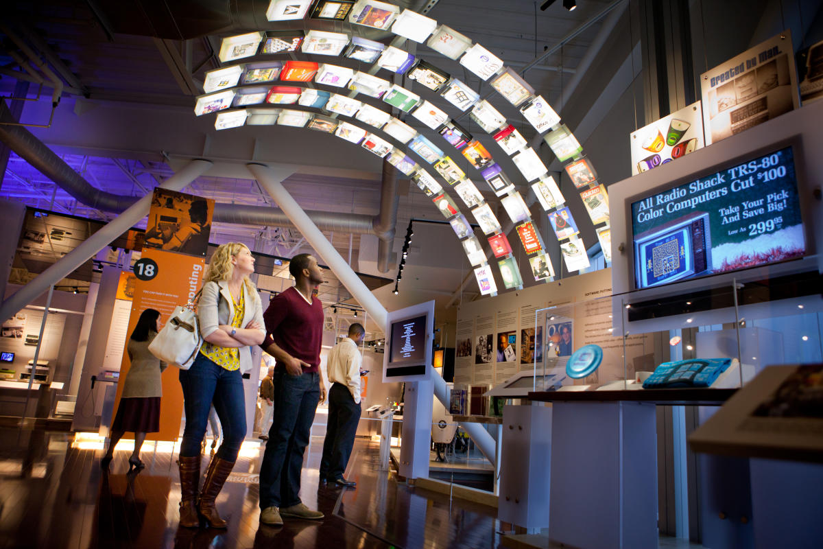 Visitors_Under_The_Software_Arch_Inside_Revolution_Exhibition _Computer_History_Museum_SanMateoCounty_SiliconValley