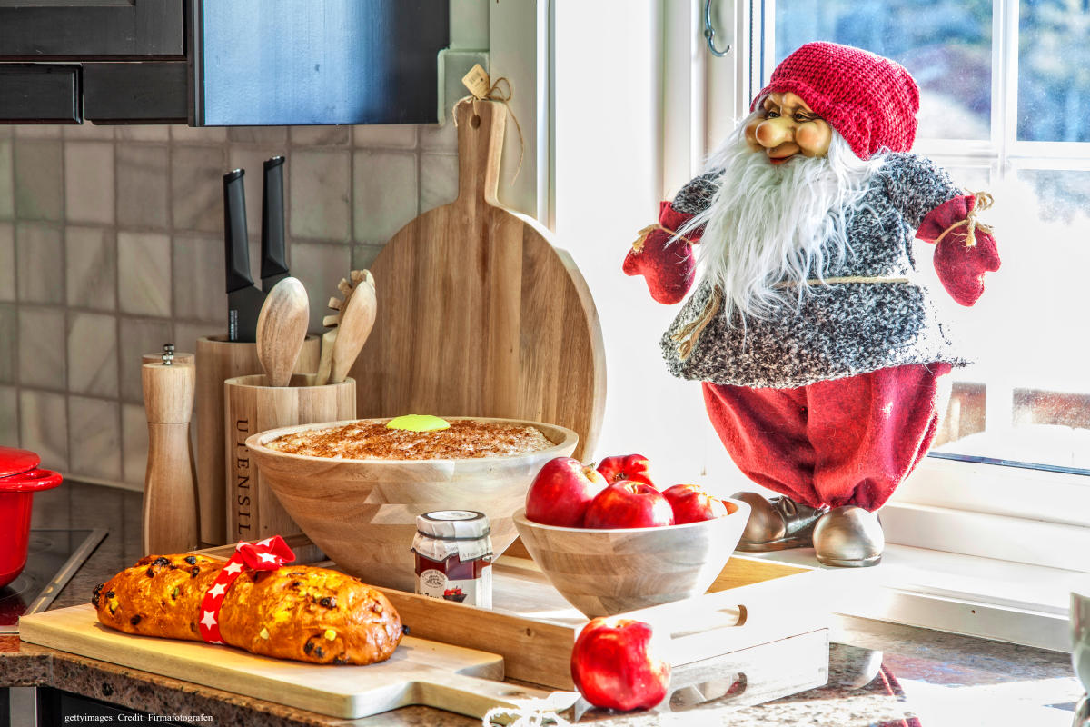 A bowl of porridge and fodd is left in front of Fjøsnissen