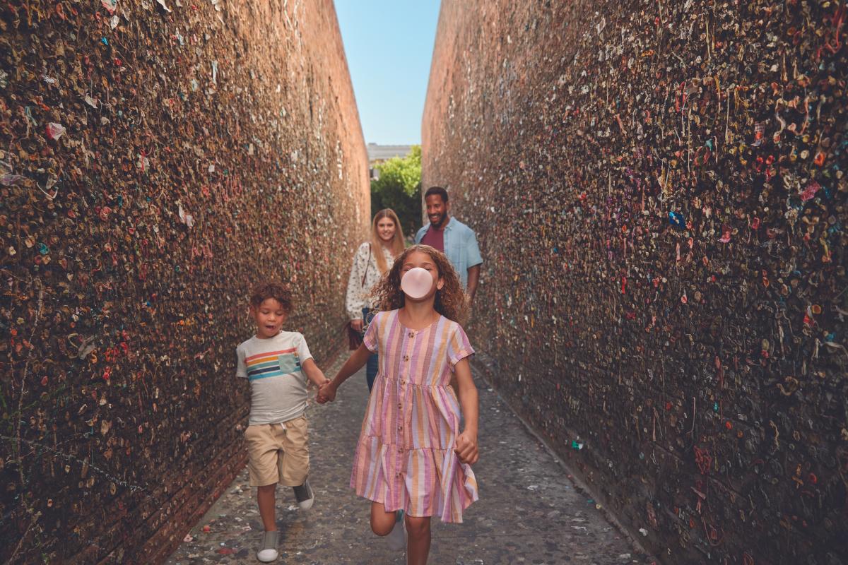 Family in Bubblegum alley