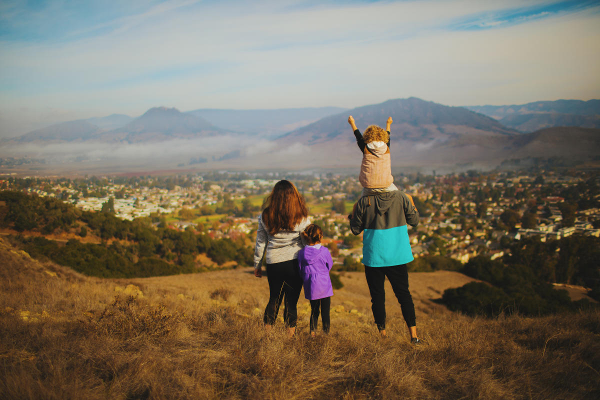 Family hiking in San Luis Obispo