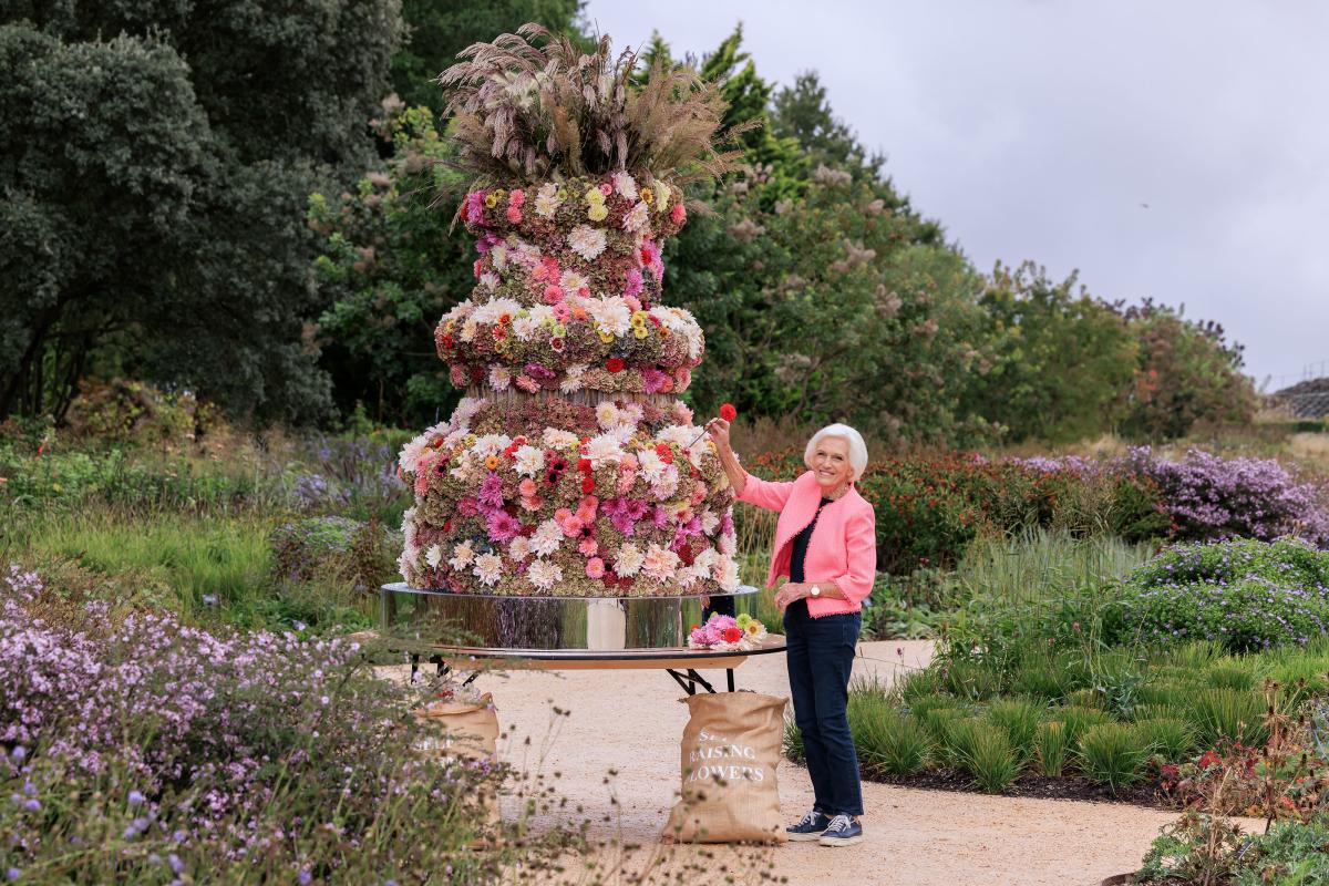Dame Mary Berry puts last 'self-raising flower' on top of floral ‘cake’ at RHS Garden Wisley ©RHS. Credit RHS, Oliver Dixon