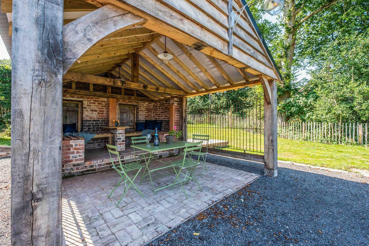 The Cabin at Mountfield Winery outdoor terrace