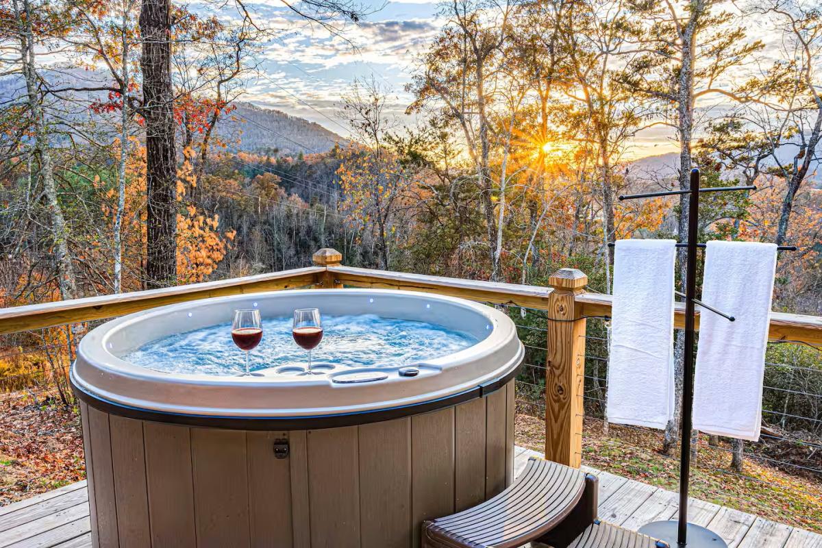 Romantic Cabin with Hot Tub