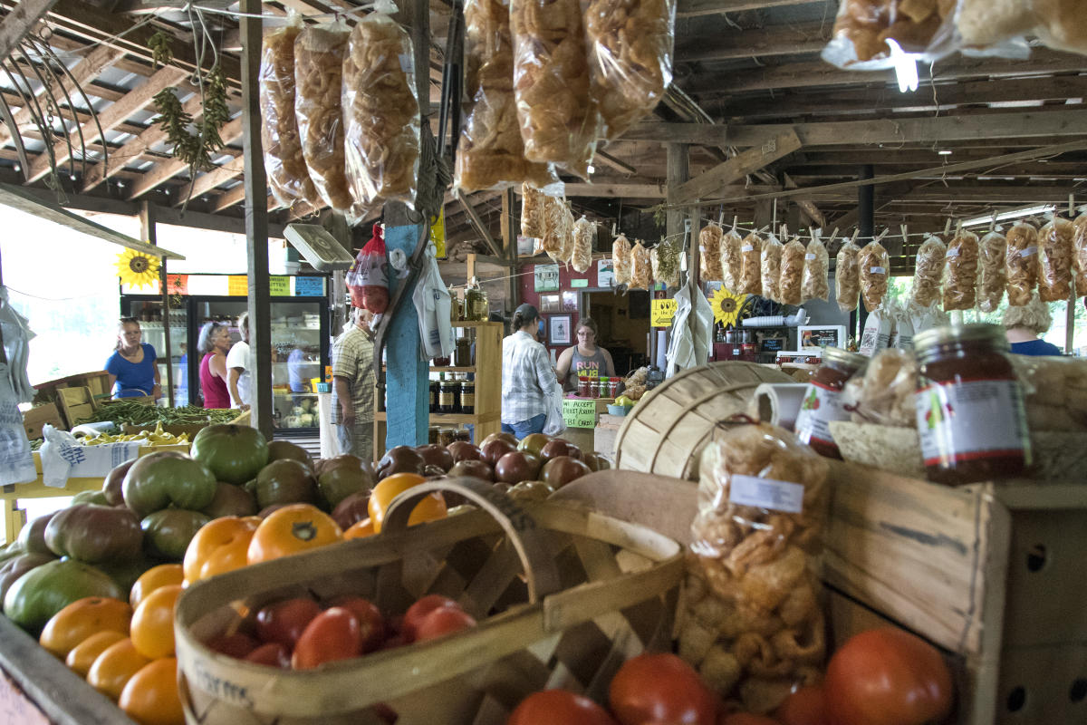 Darnell Farms fruit and vegetable stand
