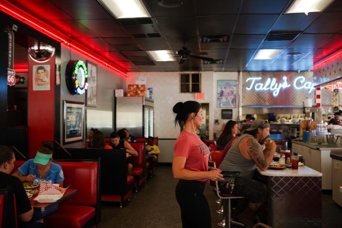 Tally's Cafe - Server / Restaurant