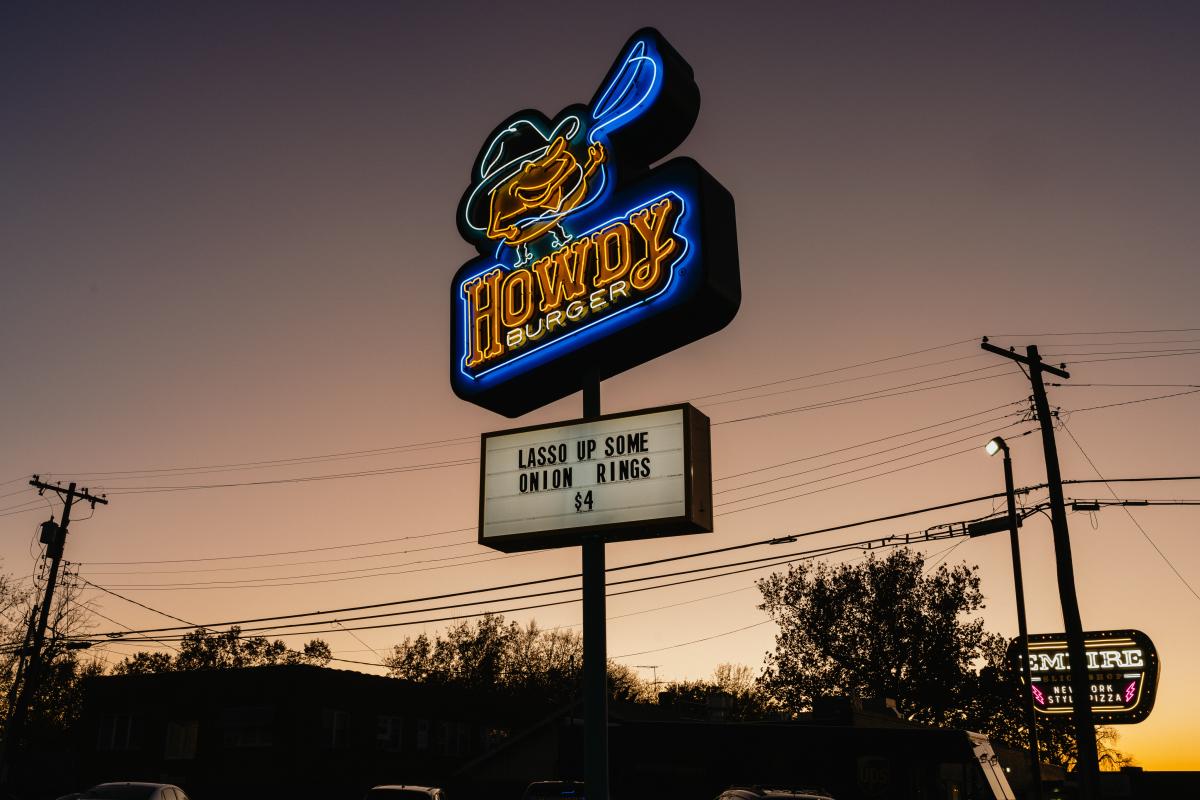 Howdy Burger - Neon Sign - Night