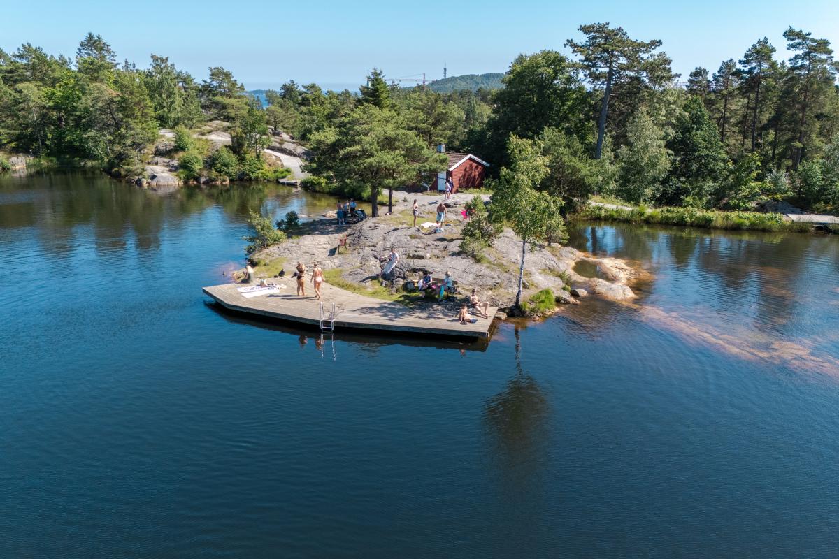 Dronebilde fra 3. stampe i Baneheia med mennesker som bader og soler seg