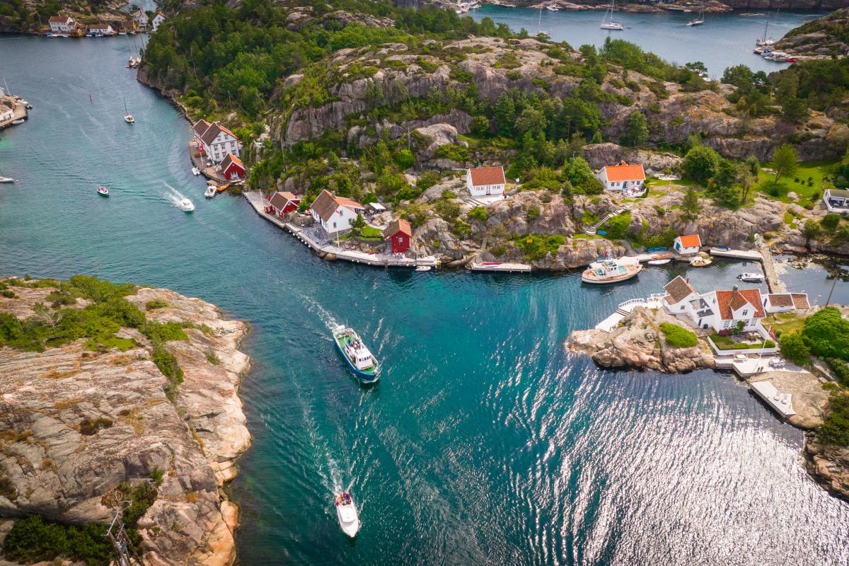 Båter i et trangt sund tatt ovenfra