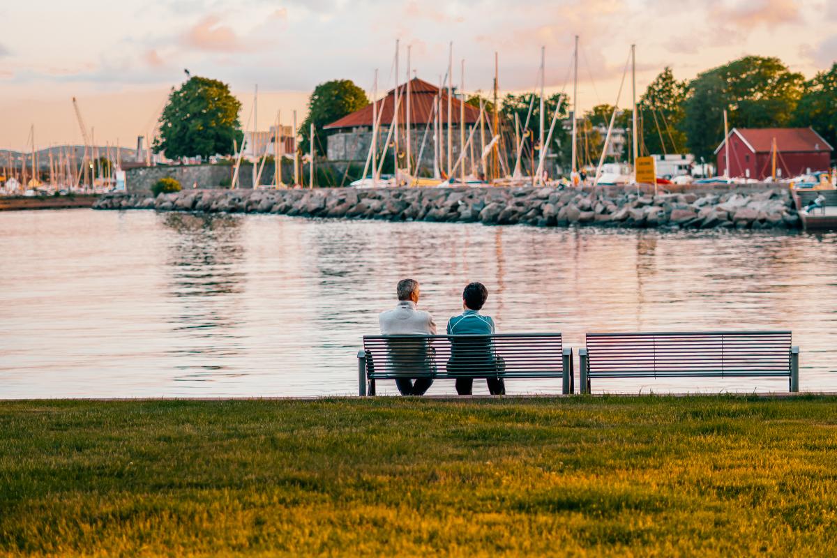 Par på benk i solnedgang