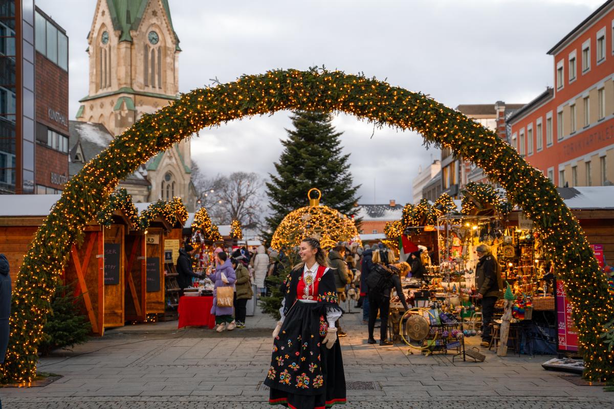 Kvinne i bunad på julemarked i Kristiansand