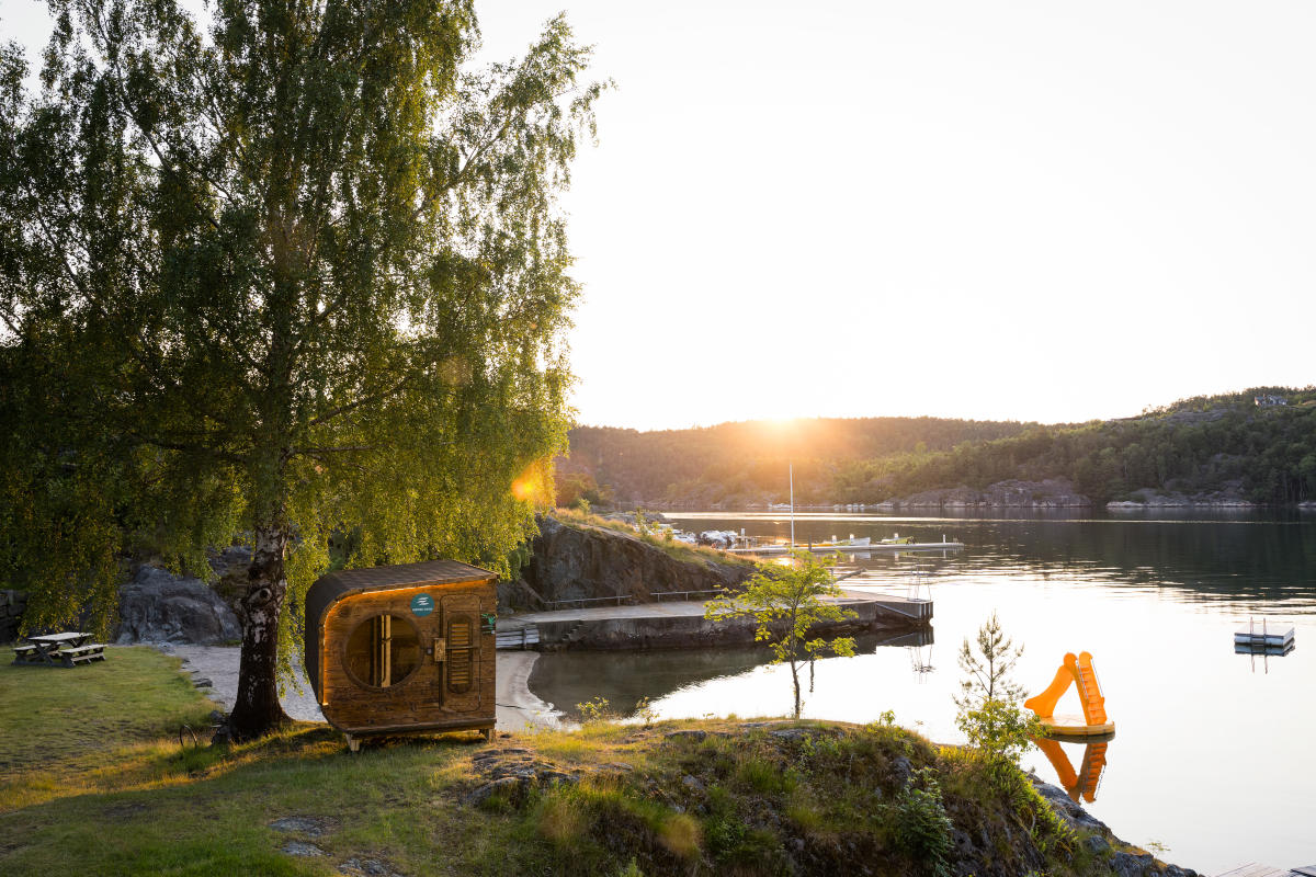 Sauna i solnedgang foran havet på Sørlandet