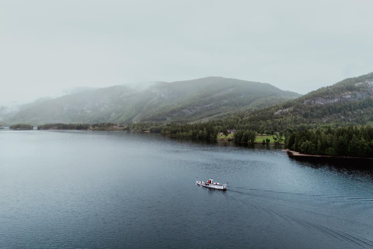 Dampbåten Bjoren sett fra luften med fjell i bakgrunnen
