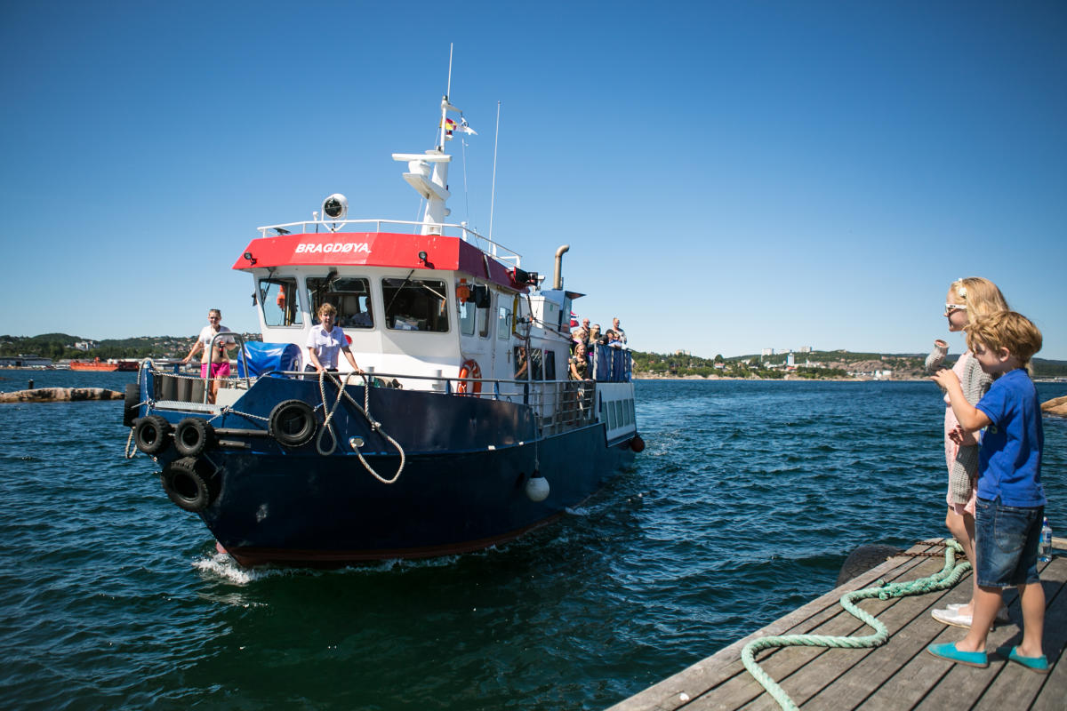 To barn står og venter på at MS Bragdøya legger til kai