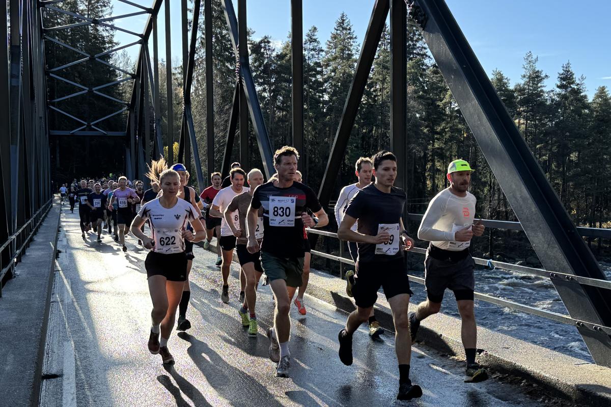 Mennesker løper over bro i Birkenes