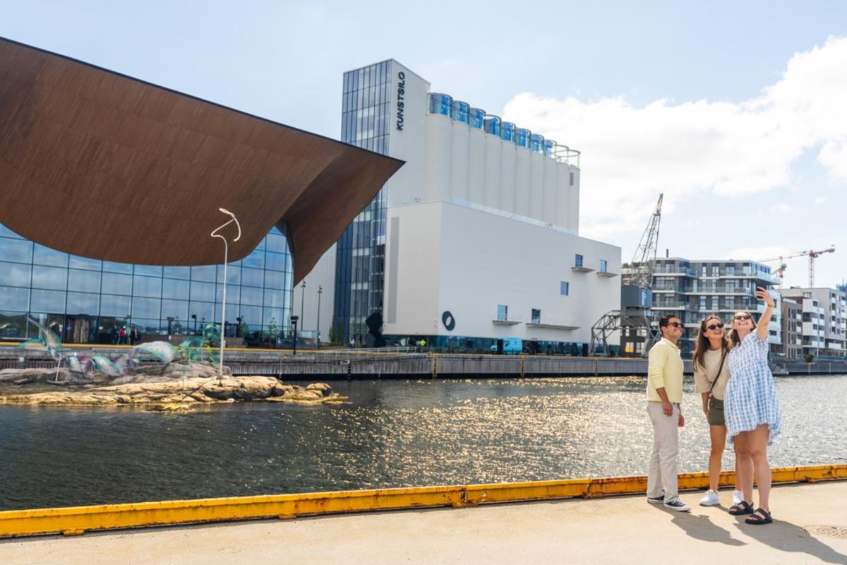 3 mennesker foran Kunstsilo og Kilden