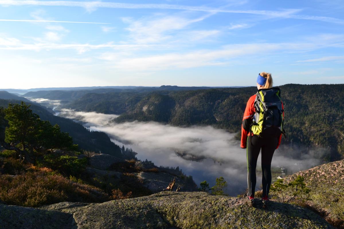 På tur i Birkenes. Ei dame på fjellet