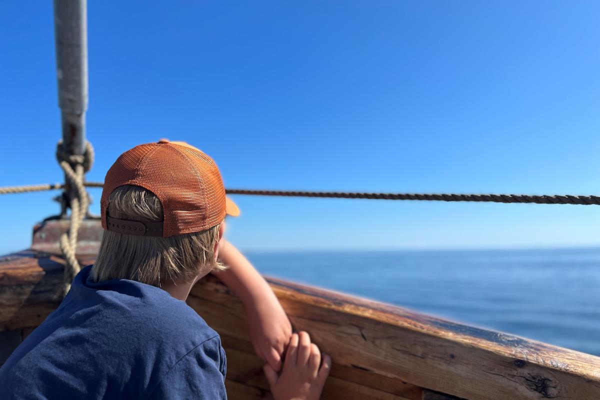gutt med caps på båt i Grimstad