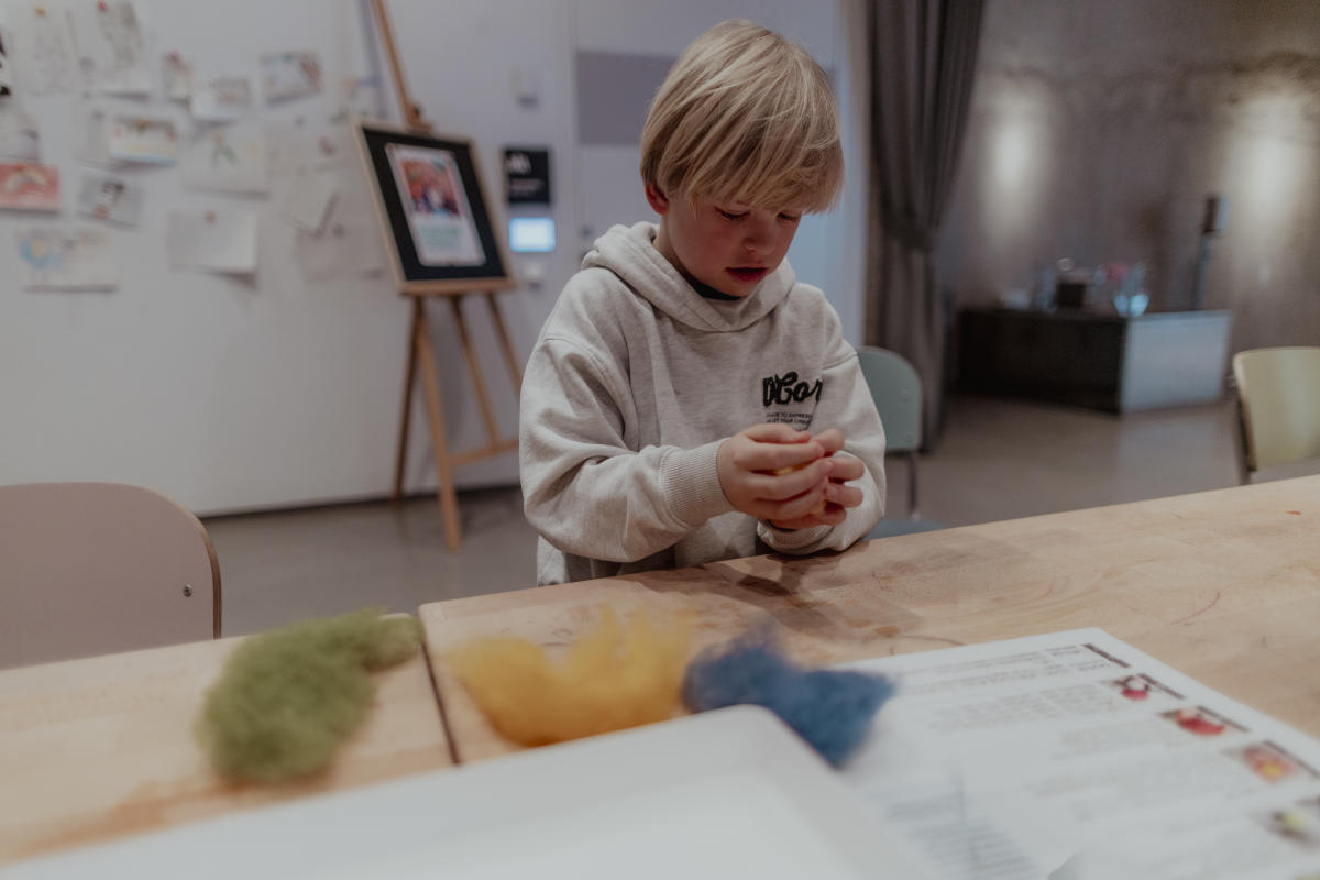 Barn som holder på med aktivitet på Kunstsilo