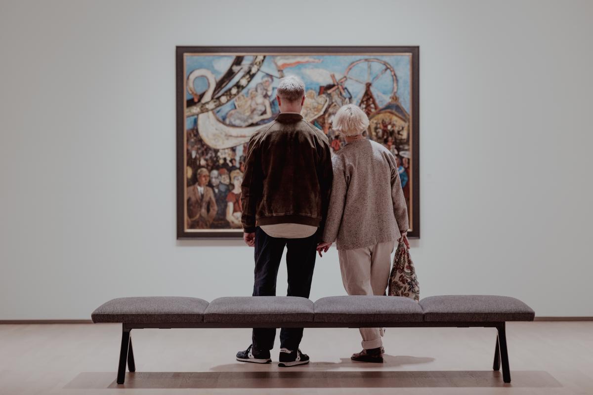 to mennesker som ser på kunst