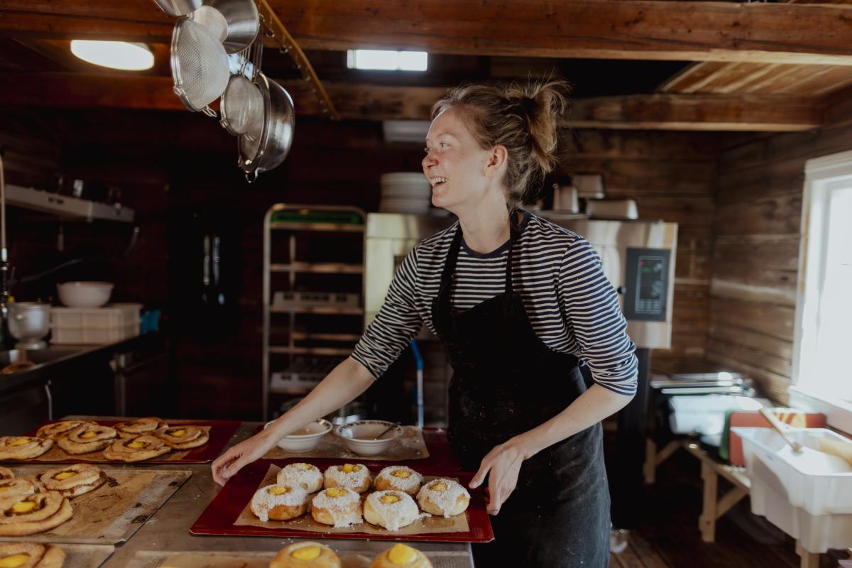 Kvinne baker boller i det gamle skolehuset på Lyngør