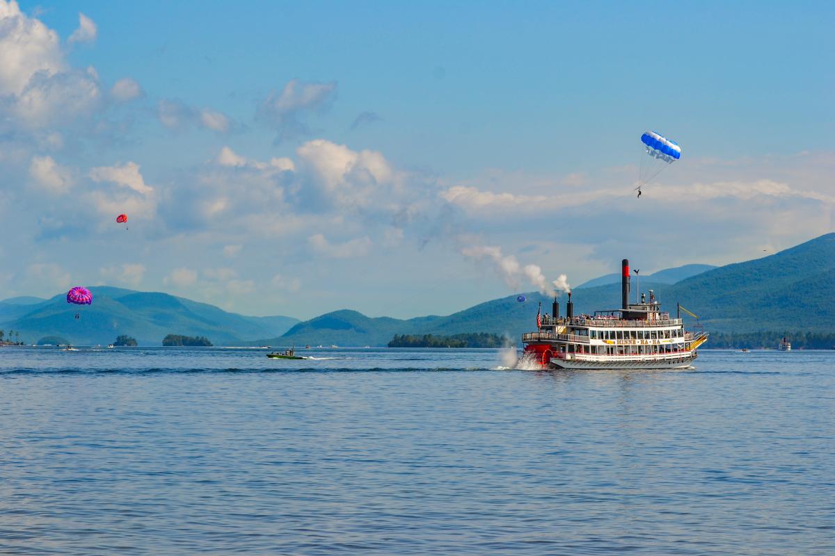 Minne Ha Ha and parasails