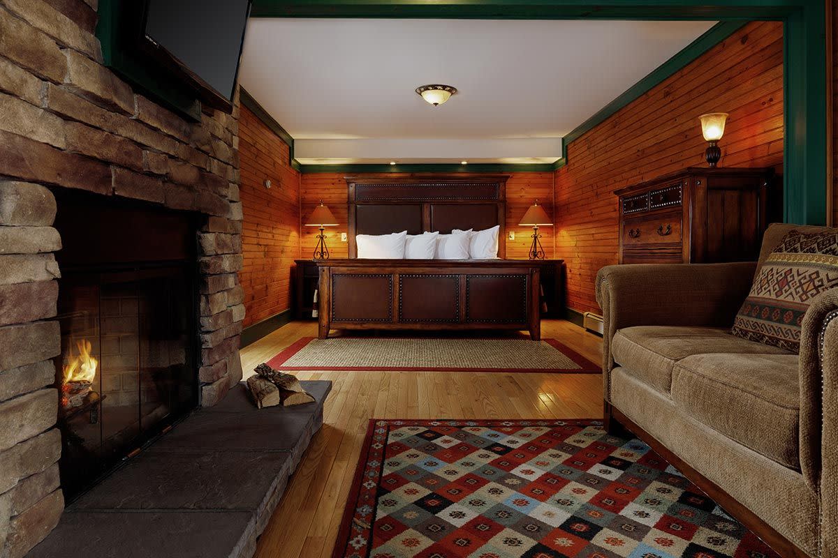 A Suite with a Fireplace at the Friends Lake Inn