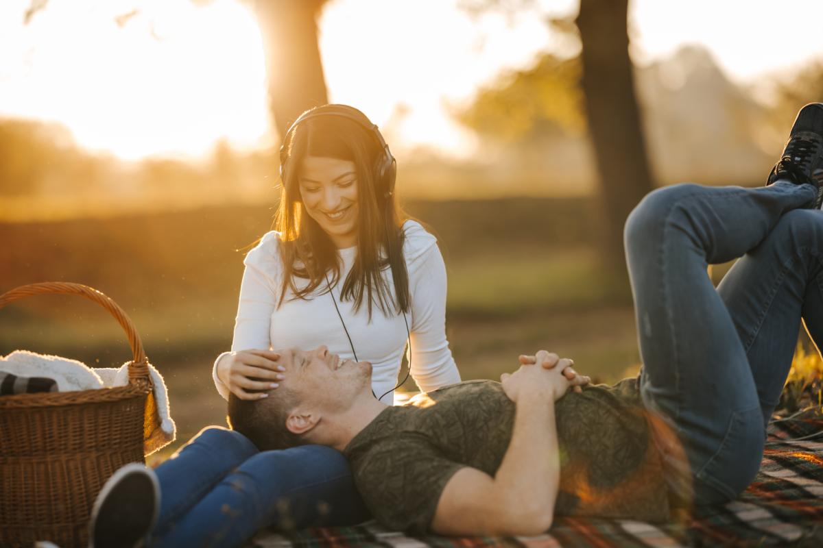 couples-picnic