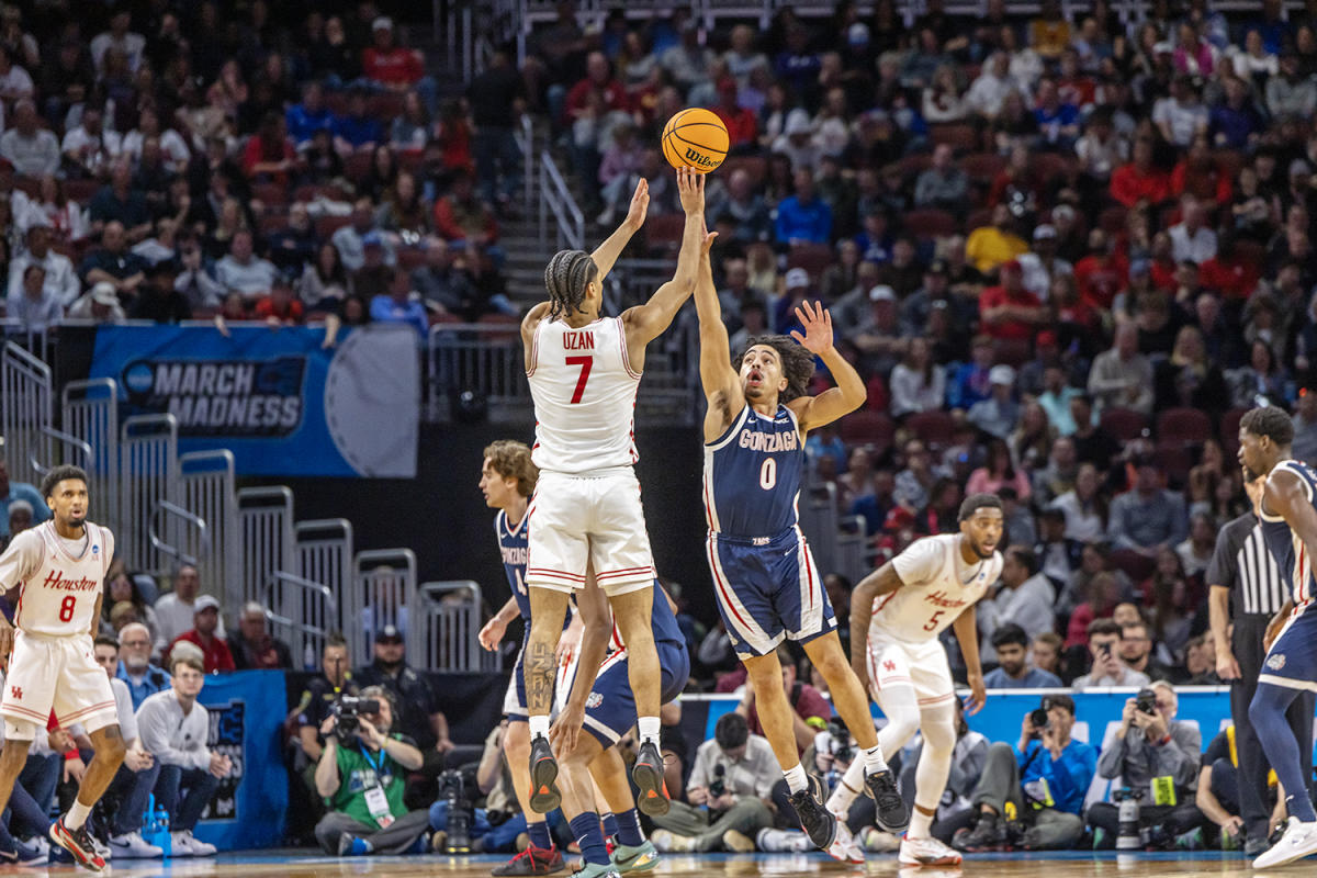 Players from Houston and Gonzaga jump to ger control of a ball during a NCAA Men's Basketball Championship game in Wichita.