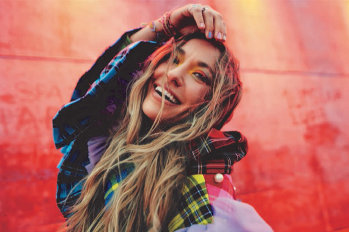 Singer Lauren