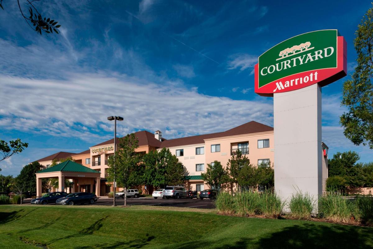 The exterior of the Courtyard by Marriott Wichita East hotel