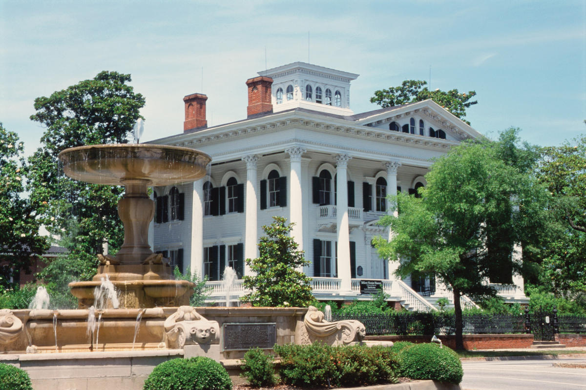 Bellamy Mansion Museum & Kenan Fountain