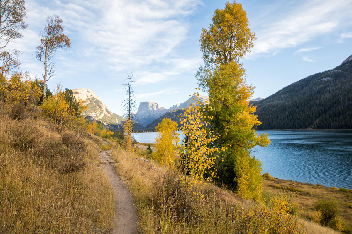 View of the Green River Lakes and Squaretop Mountain with yellow and orange leaves on the trees for fall.