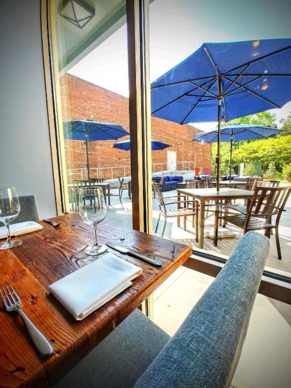 Oakleaf Restaurant indoor/outdoor dining