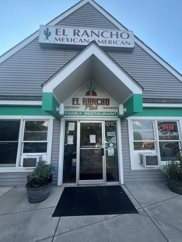 Exterior view of El Rancho Mexican American Restaurant in Purcellville Virginia.