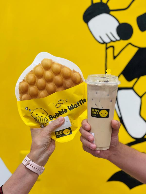 bubble waffle and milk tea at Happy Lemon restaurant