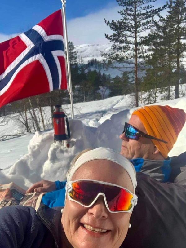 to mennesker koser seg i sola