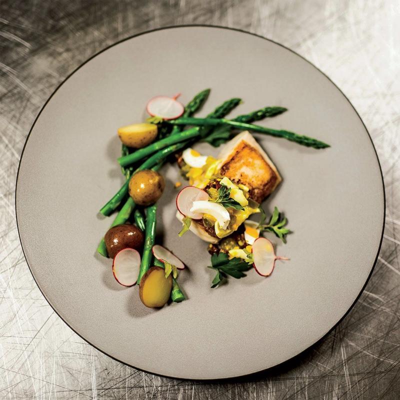 Raudz - Halibut and tender spring asparagus