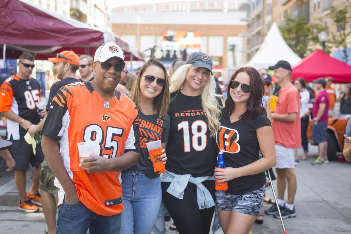 Cincinnati Bengals fans tailgating