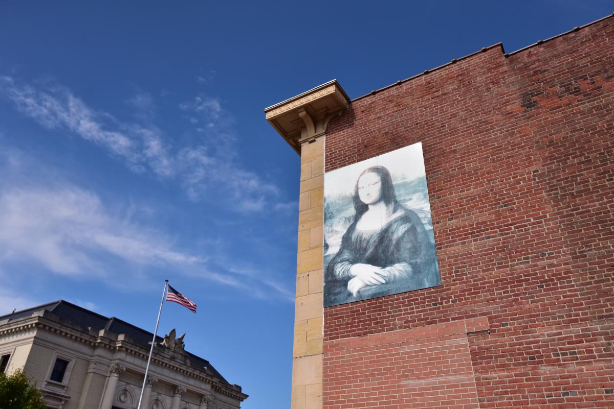 Mona Lisa painting on side of brick building in downtown Eau Claire