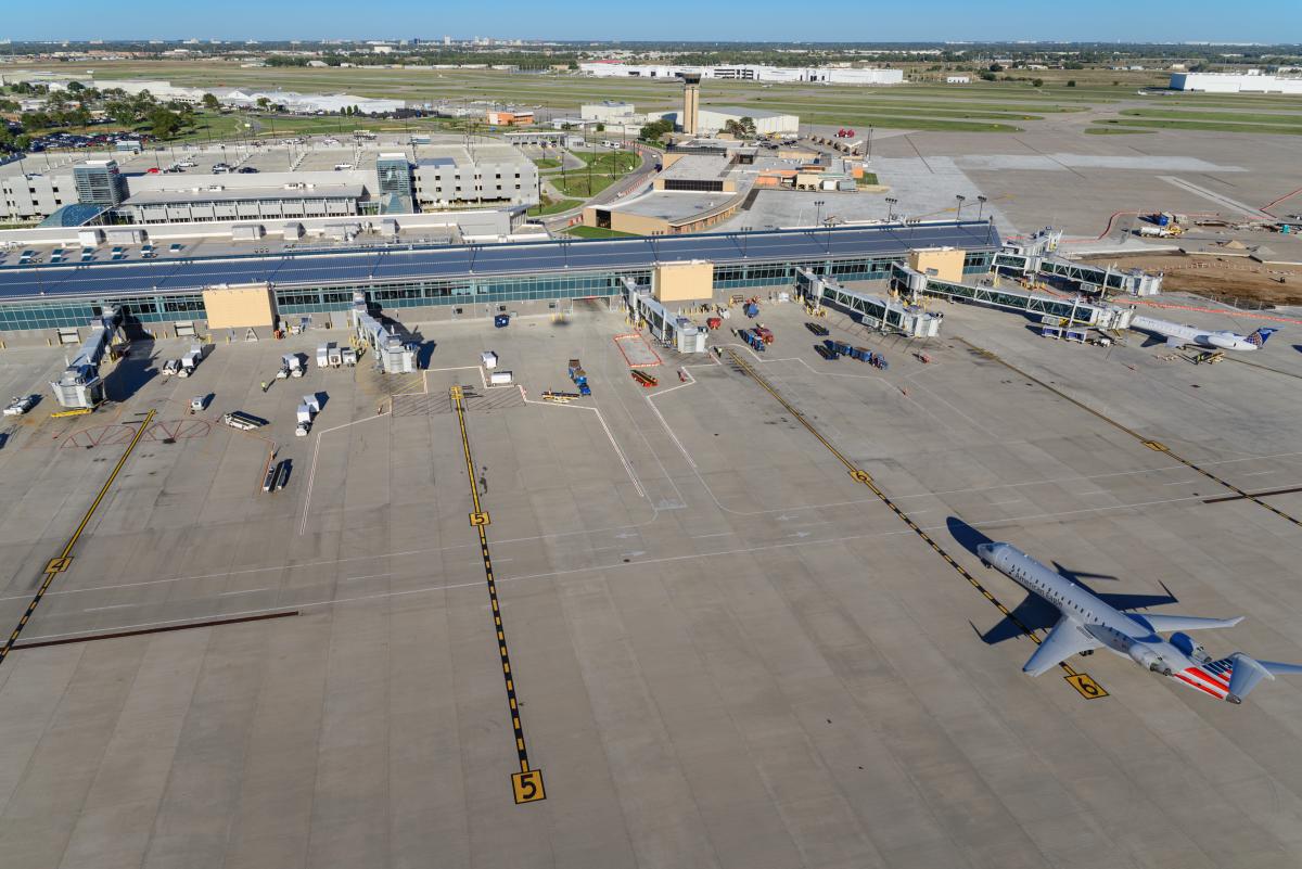 Plans taxi toward the terminal at Dwight D. Eisenhower National Airport